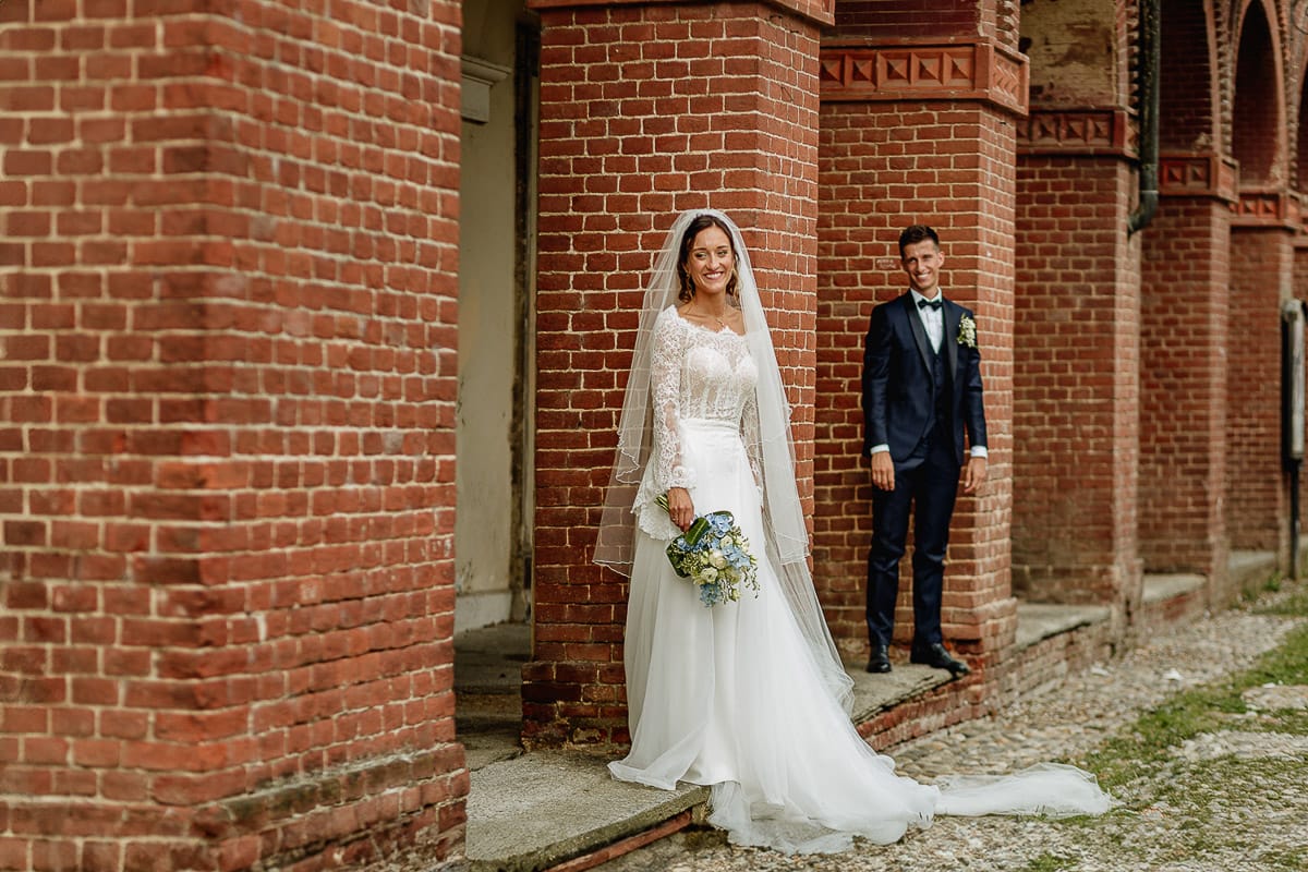 Fotografo matrimonio Torino | Tenuta La Michelina | Pinerolo. Ritratto di coppia degli sposi. Sposi sotto un portico medievale.
