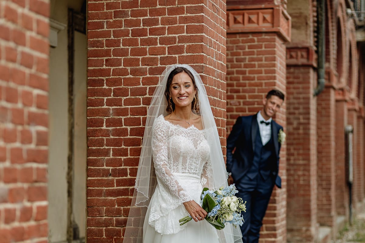 Fotografo matrimonio Torino | Tenuta La Michelina | Pinerolo. Ritratto di coppia degli sposi. Sposi sotto un portico medievale.