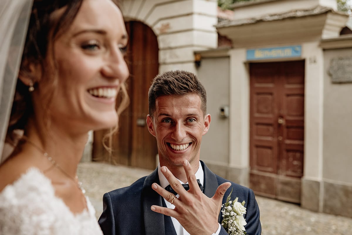 Fotografo matrimonio Torino | Tenuta La Michelina | Pinerolo. Ritratto di coppia degli sposi. Sposi sotto un portico medievale. Sposo mostra l'anello.