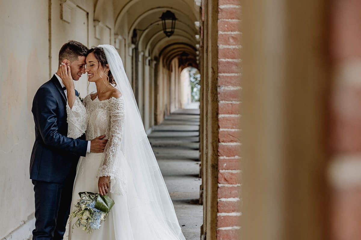Fotografo matrimonio Torino | Tenuta La Michelina | Pinerolo. Ritratto di coppia degli sposi. Sposi sotto un portico medievale di Poirino