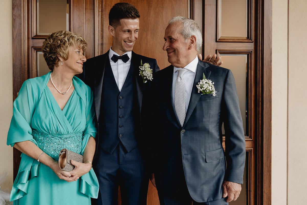 Fotografo matrimonio Torino | Tenuta La Michelina | Pinerolo. Preparazione dello sposo. Sposo con i genitori