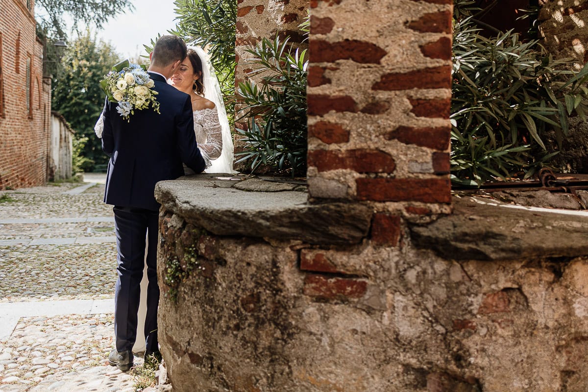 Fotografo matrimonio Torino | Tenuta La Michelina | Pinerolo. Ritratto di coppia degli sposi. Sposi sotto nel centro storico di Poirino. Vicino ad un
