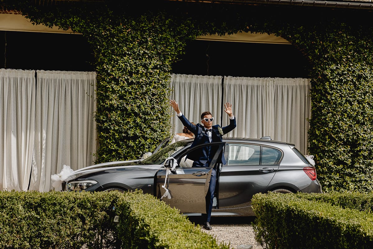 Fotografo matrimonio Torino | Tenuta La Michelina | Pinerolo. Arrivo degli sposi. Sposi escono dall'auto.