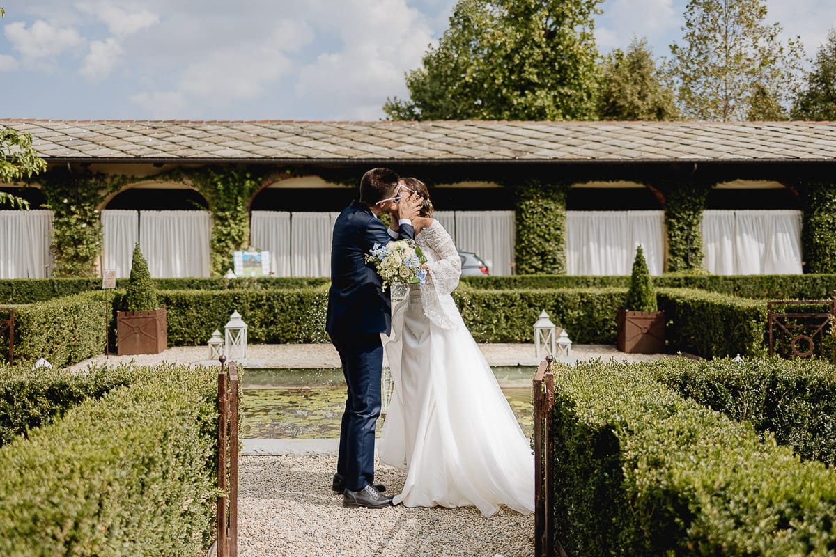 Fotografo matrimonio Torino | Tenuta La Michelina | Pinerolo. Sposi si baciano