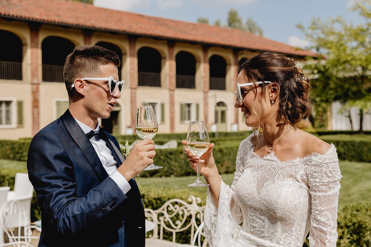 Fotografo matrimonio Torino | Tenuta La Michelina | Pinerolo. Sposi brindano
