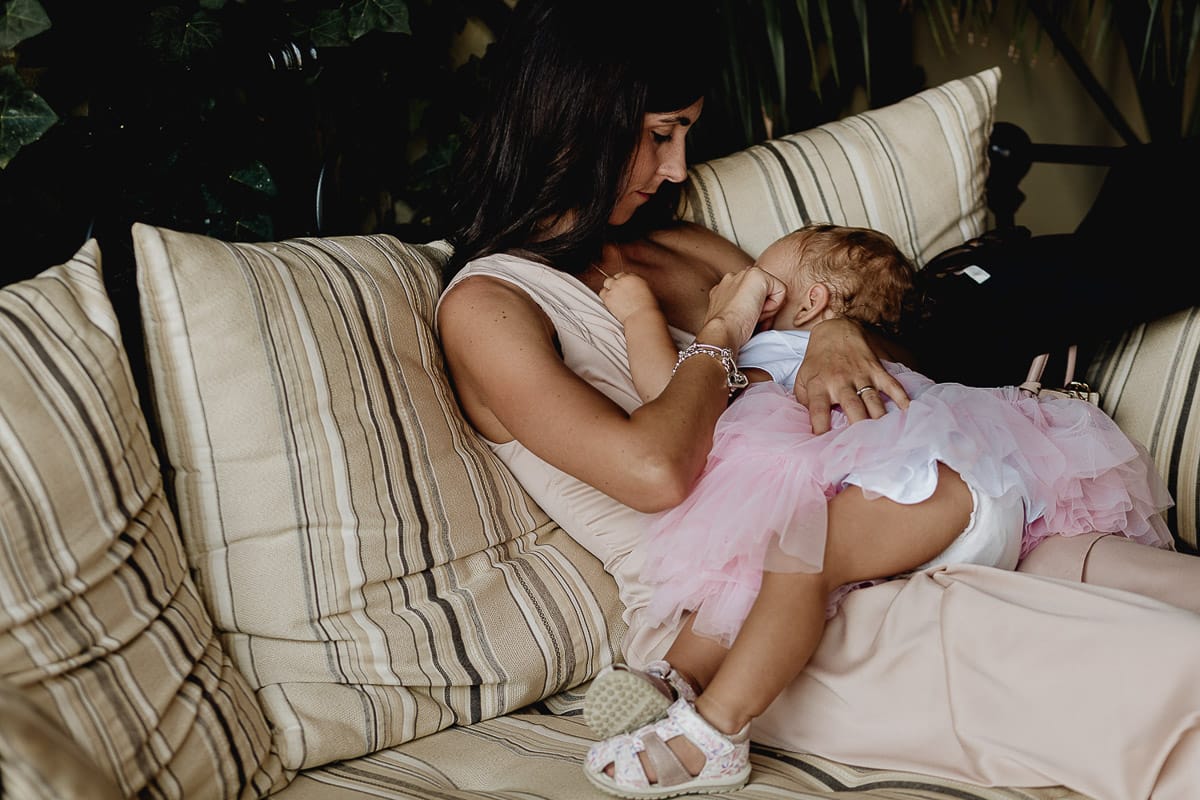 Fotografo matrimonio Torino | Tenuta La Michelina | Pinerolo. Una mamma allatta la sua bambina.
