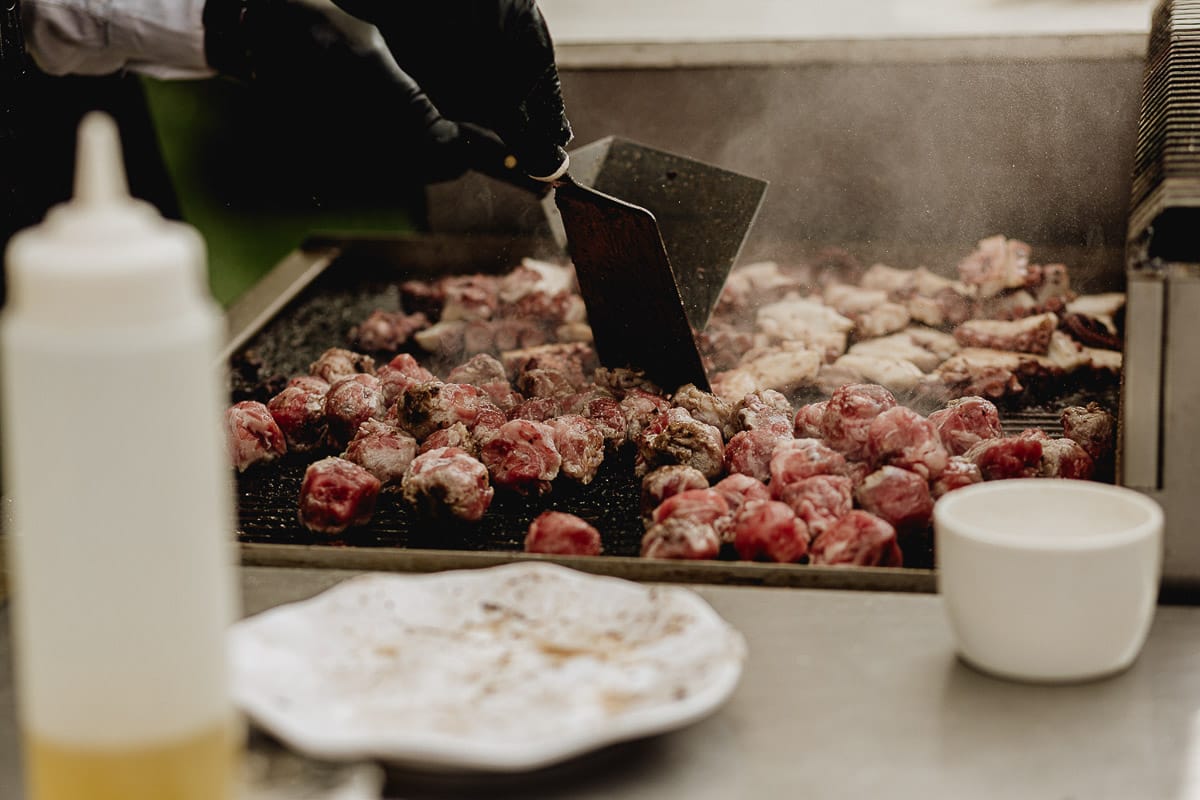 Fotografo matrimonio Torino | Tenuta La Michelina | Pinerolo. Aperitivo. carne alla griglia.