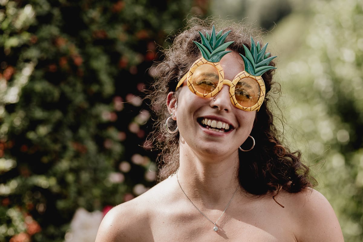 Fotografo matrimonio Torino | Tenuta La Michelina | Pinerolo. Aperitivo. invitata con occhiali buffi a forma di ananas