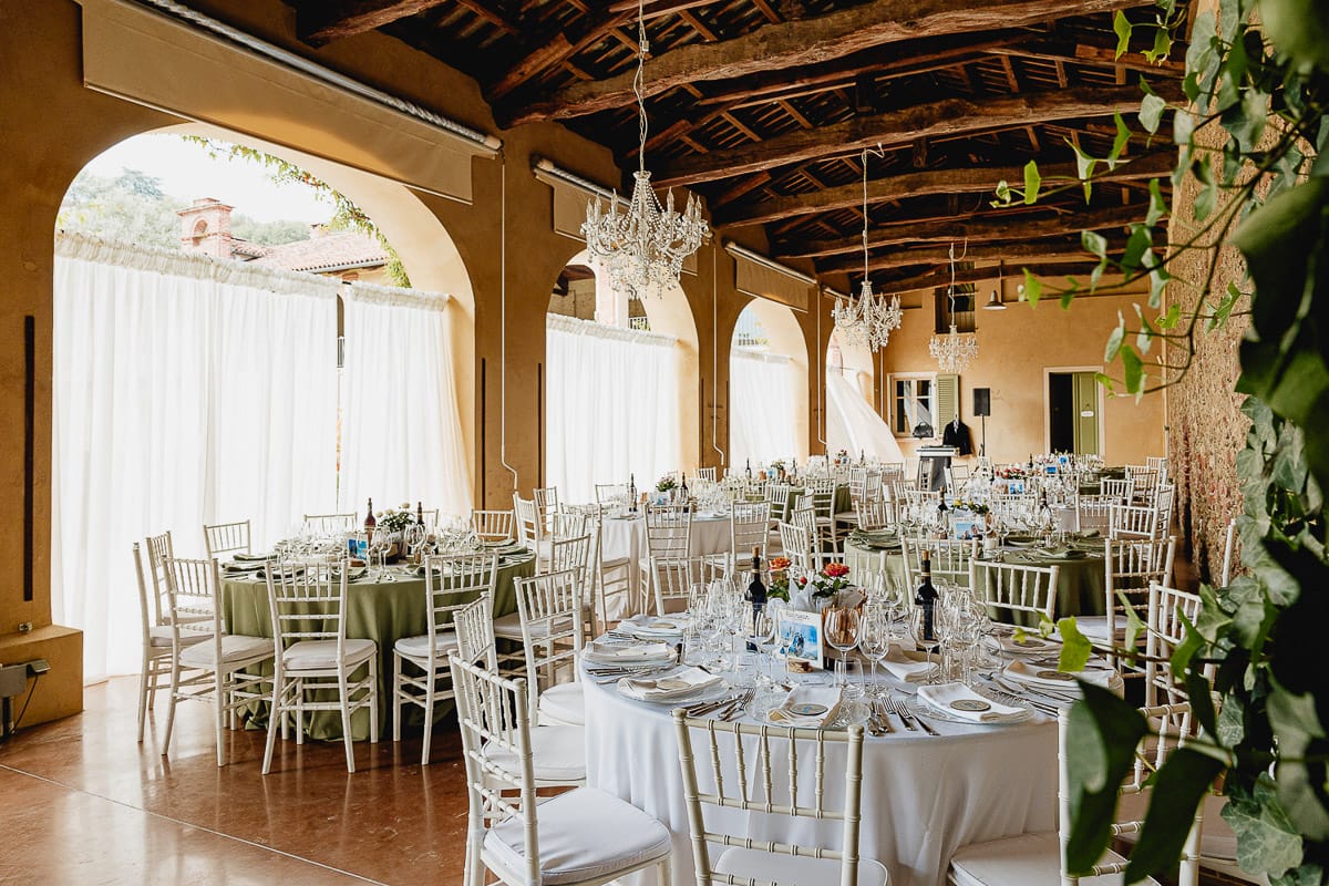 Fotografo matrimonio Torino | Tenuta La Michelina | Pinerolo. Sala con i tavoli tondi allestiti