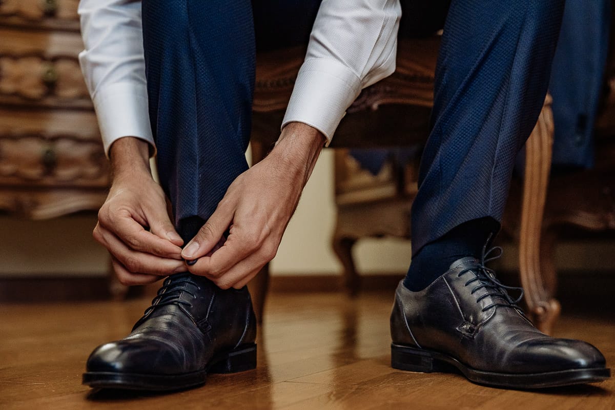 Fotografo matrimonio Torino | Tenuta La Michelina | Pinerolo. Preparazione dello sposo. Sposo si allaccia le scarpe