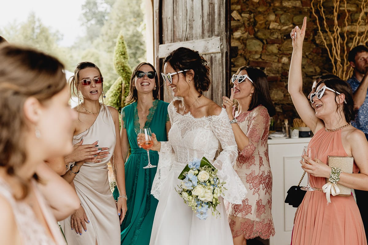 Fotografo matrimonio Torino | Tenuta La Michelina | Pinerolo. Aperitivo. sposa con le amiche