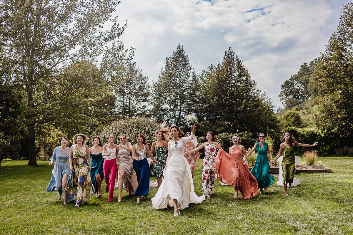 Fotografo matrimonio Torino | Tenuta La Michelina | Pinerolo. Aperitivo.Sposa con le amiche. corrono saltellando