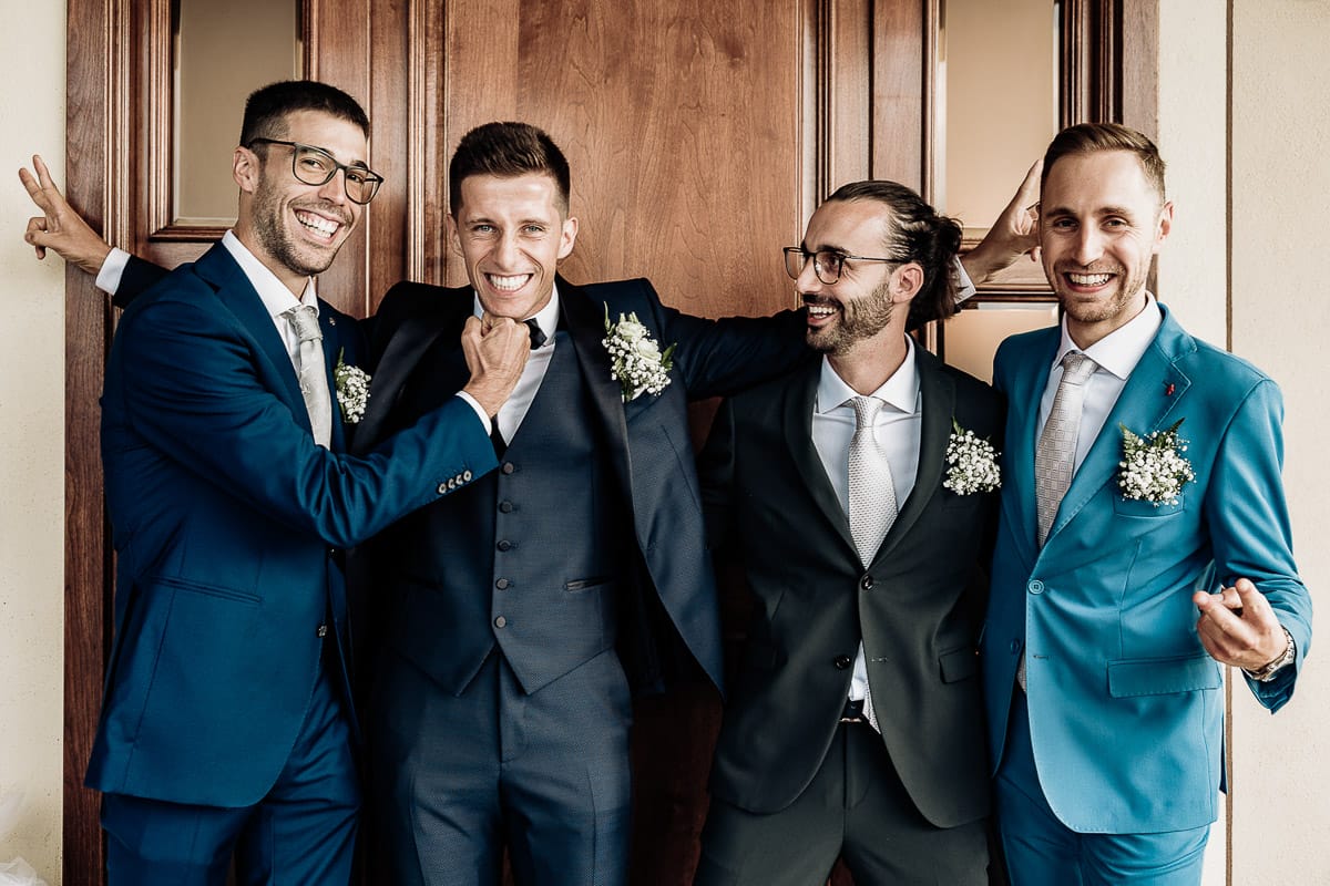 Fotografo matrimonio Torino | Tenuta La Michelina | Pinerolo. Preparazione dello sposo. Sposo con i testimoni.