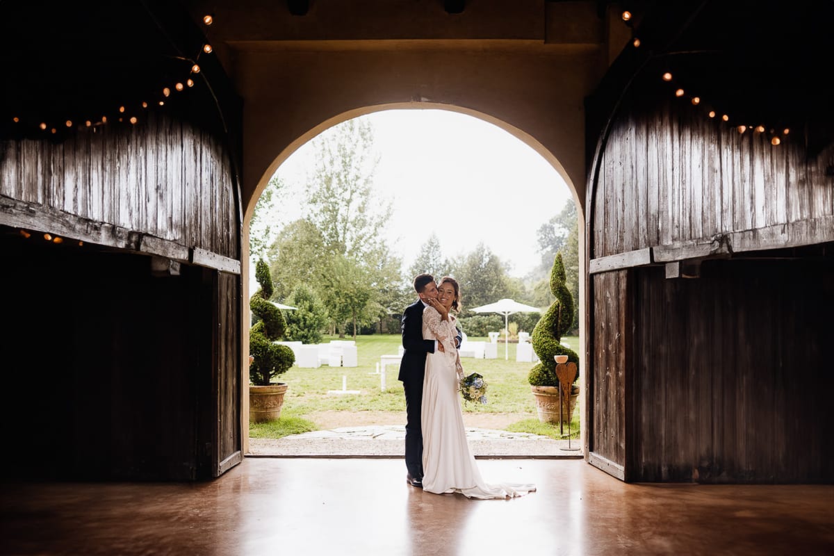 Fotografo matrimonio Torino | Tenuta La Michelina | Pinerolo. Temporale improvviso. sposi al riparo sotto un portico.