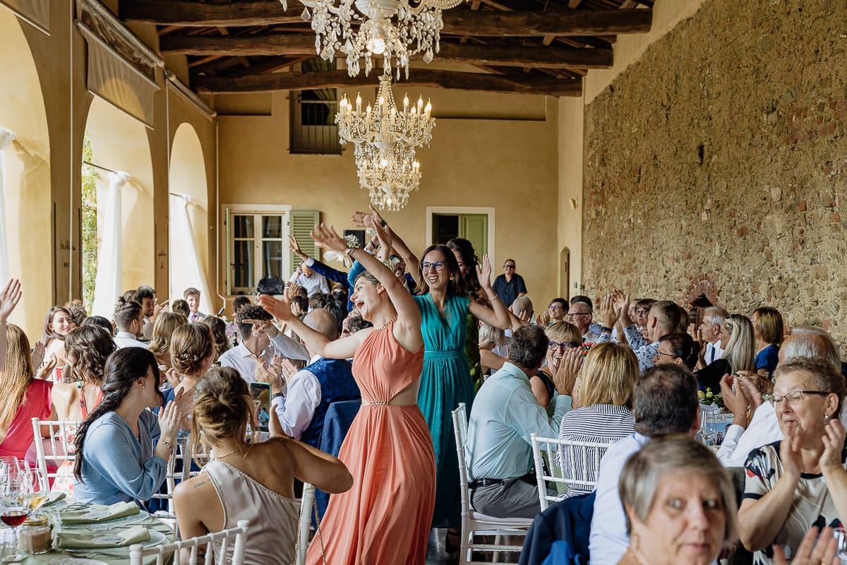 Fotografo matrimonio Torino | Tenuta La Michelina | Pinerolo. Pranzo. entrata dei testimoni.