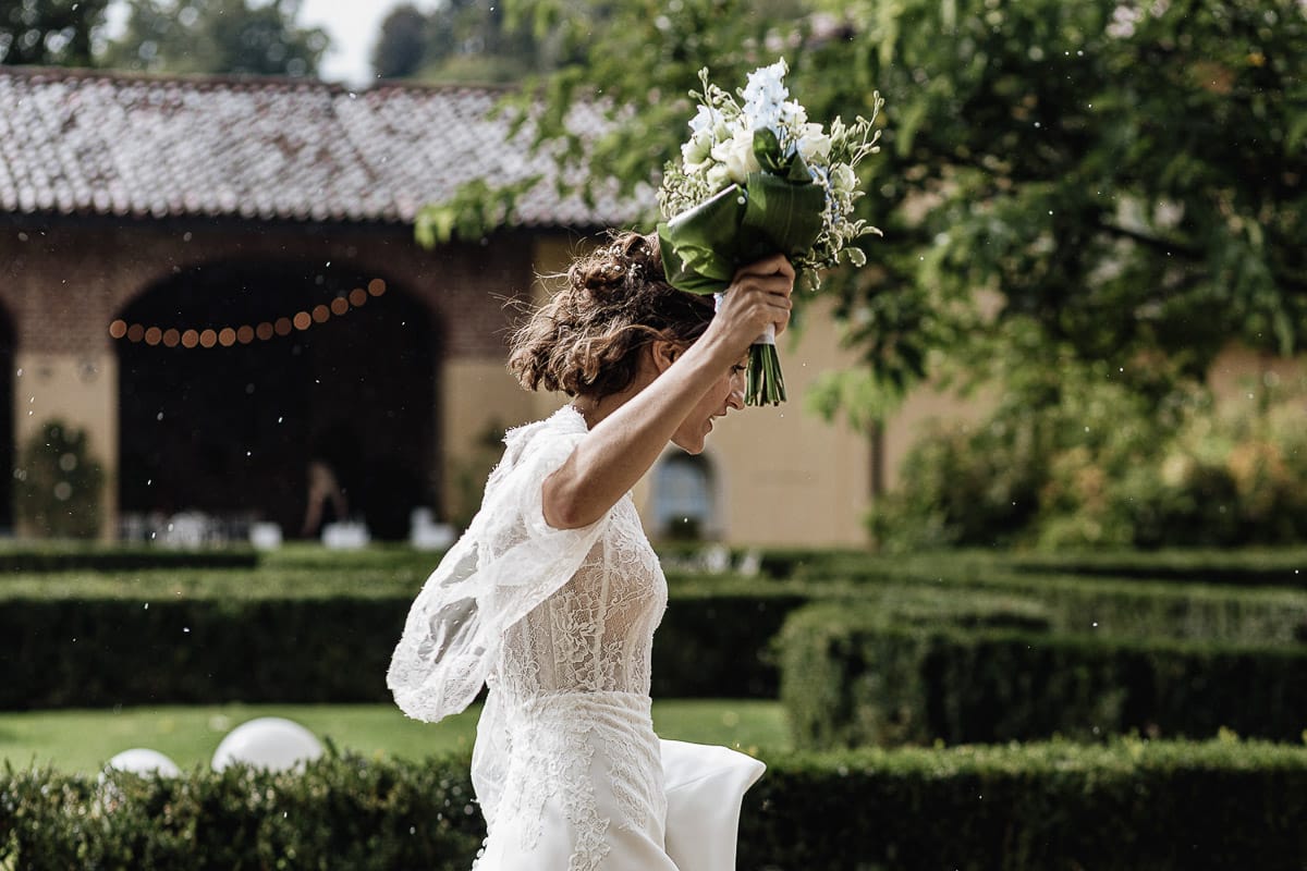 Fotografo matrimonio Torino | Tenuta La Michelina | Pinerolo. Temporale improvviso. sposa corre per non bagnardi