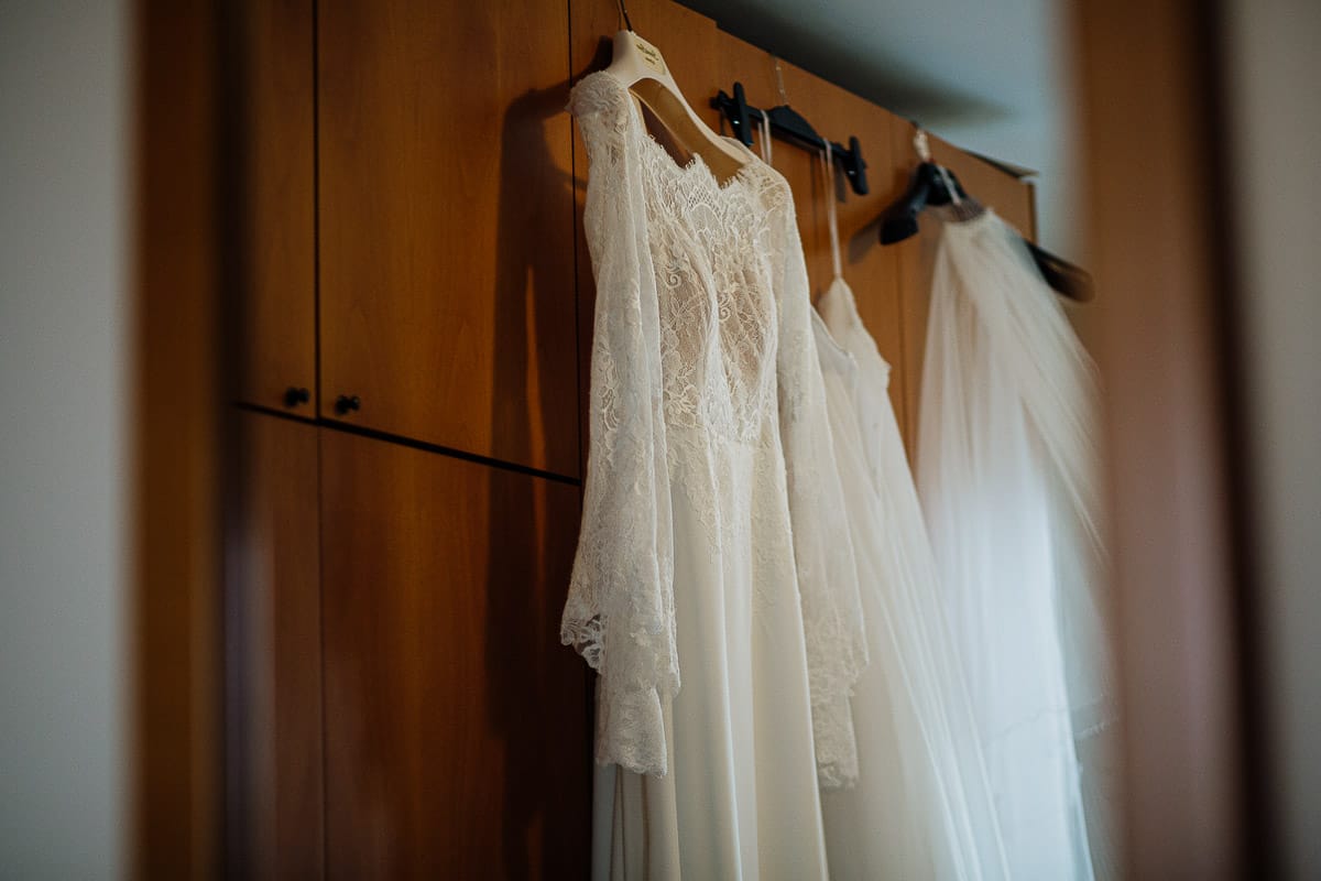 Fotografo matrimonio Torino | Tenuta La Michelina | Pinerolo. Preparazione della sposa. Abito, coda dell'abito e velo