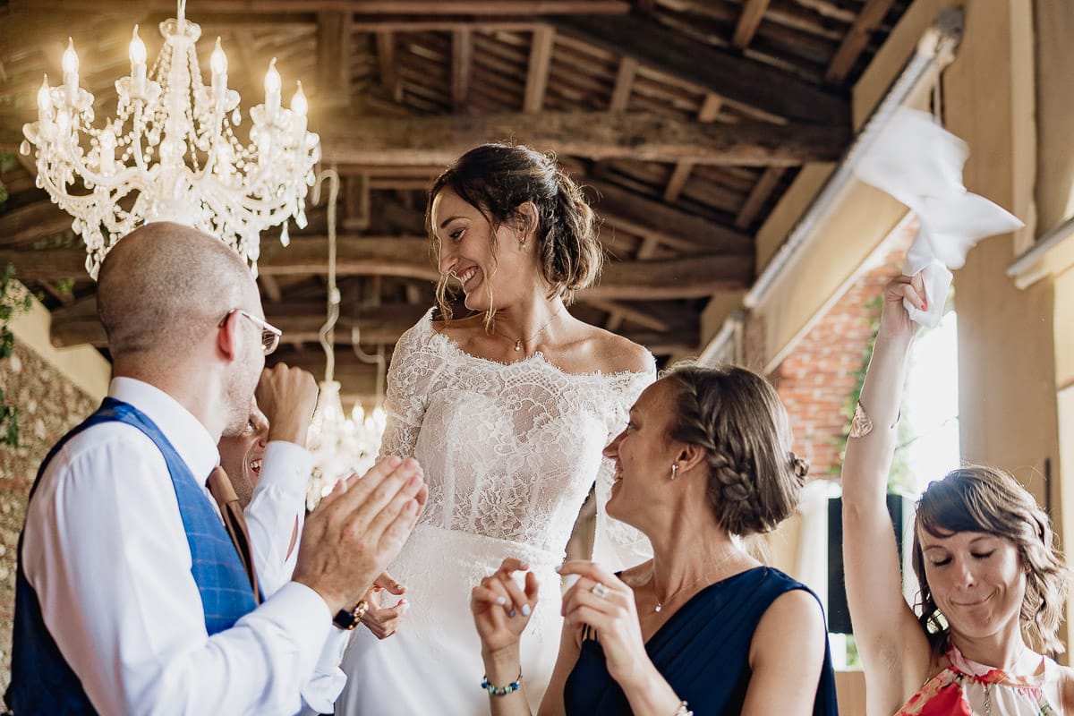 Fotografo matrimonio Torino | Tenuta La Michelina | Pinerolo. Ricevimento. Sposa balla sulla sedia.