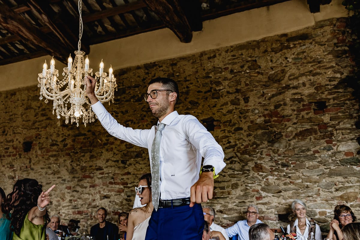 Fotografo matrimonio Torino | Tenuta La Michelina | Pinerolo. Ricevimento.Testimone balla sulla sedia.