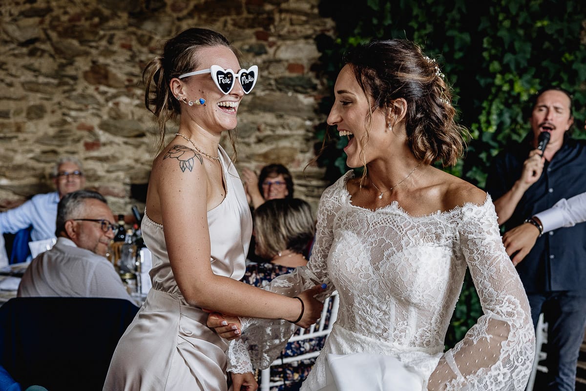 Fotografo matrimonio Torino | Tenuta La Michelina | Pinerolo. Ricevimento.Sposa balla con un'amica.