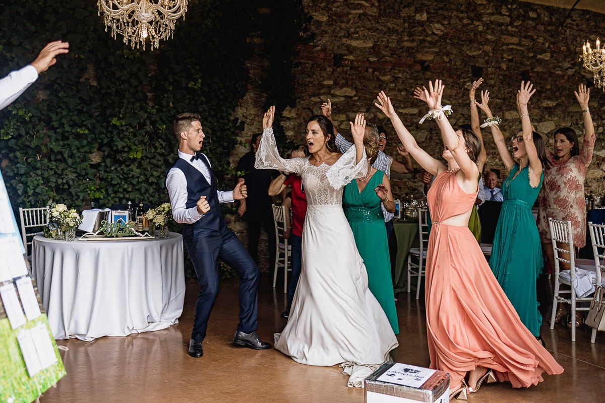 Fotografo matrimonio Torino | Tenuta La Michelina | Pinerolo. Ricevimento. Sposi e amici ballano.