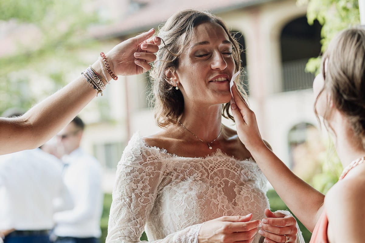 Fotografo matrimonio Torino | Tenuta La Michelina | Pinerolo. Ricevimento. Amiche asciugano il viso della sposa.