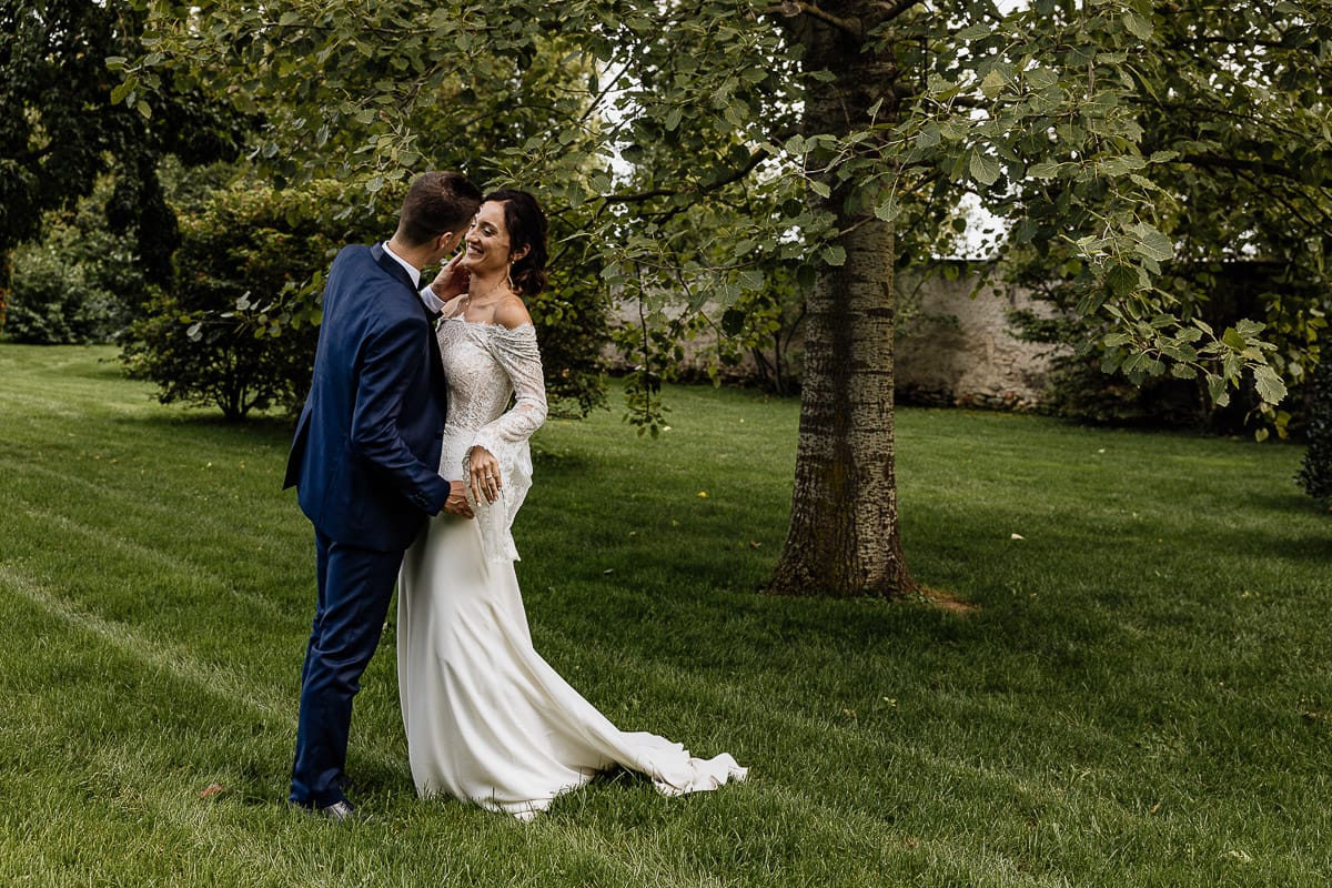 Fotografo matrimonio Torino | Tenuta La Michelina | Pinerolo. Ricevimento. Sessione fotografica di coppia degli sposi in giardino.