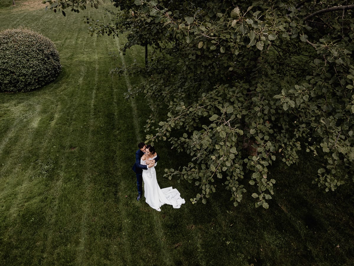 Fotografo matrimonio Torino | Tenuta La Michelina | Pinerolo. Ricevimento. Sessione fotografica di coppia degli sposi in giardino. Foto aerea dal drone.