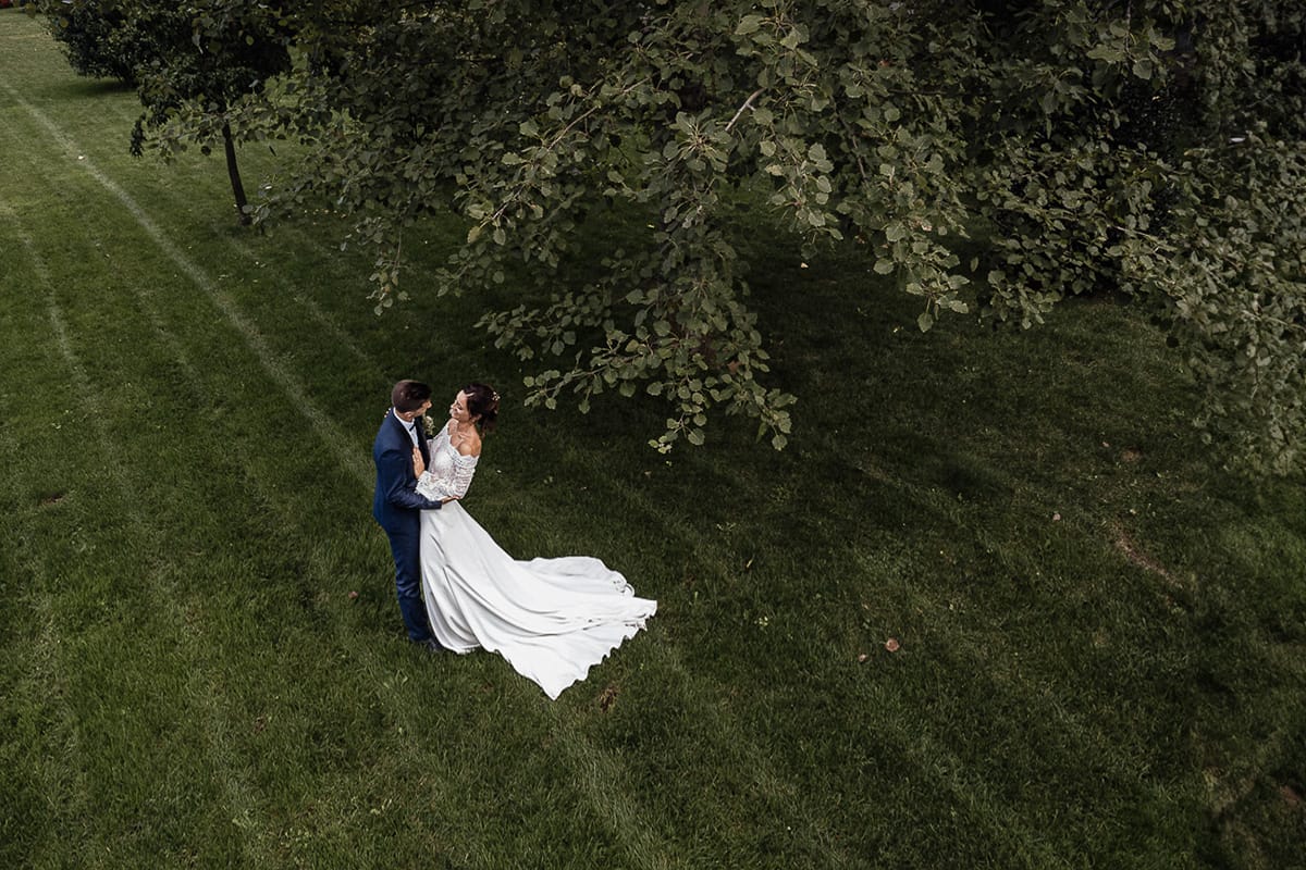 Fotografo matrimonio Torino | Tenuta La Michelina | Pinerolo. Ricevimento. Sessione fotografica di coppia degli sposi in giardino. Foto aerea dal drone.