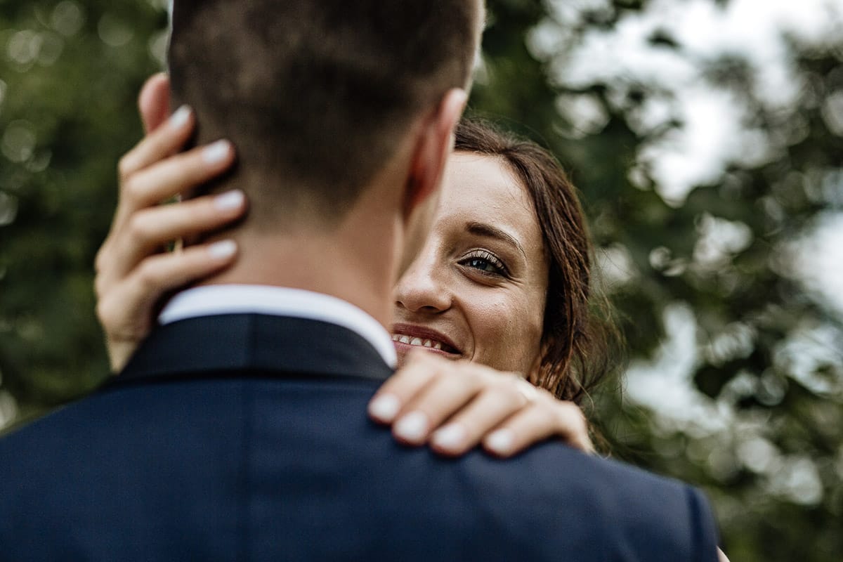 Fotografo matrimonio Torino | Tenuta La Michelina | Pinerolo. Ricevimento. Sessione fotografica di coppia degli sposi in giardino. Ritratto ravvicinato