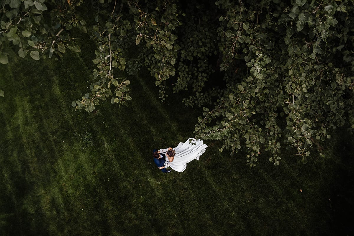 Fotografo matrimonio Torino | Tenuta La Michelina | Pinerolo. Ricevimento. Sessione fotografica di coppia degli sposi in giardino. Foto aerea dal drone.