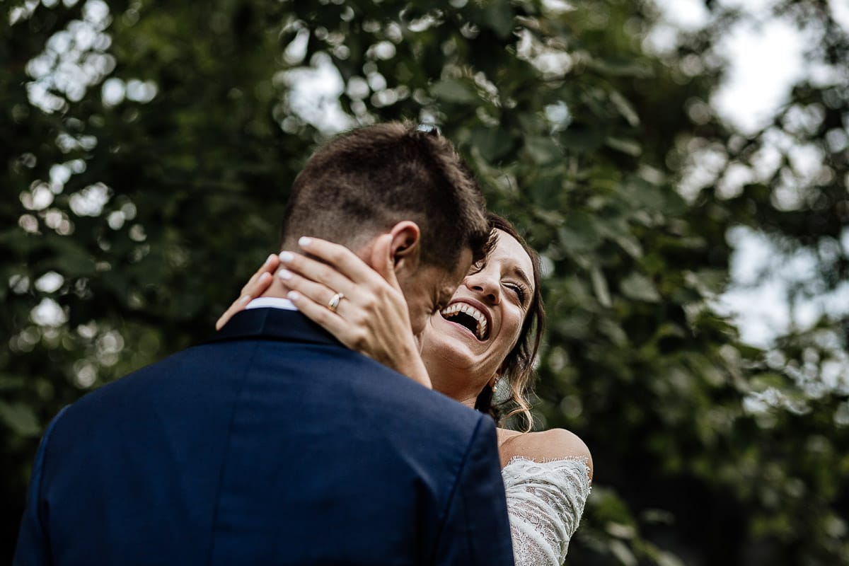 Fotografo matrimonio Torino | Tenuta La Michelina | Pinerolo. Ricevimento. Sessione fotografica di coppia degli sposi in giardino. Sposa ride.