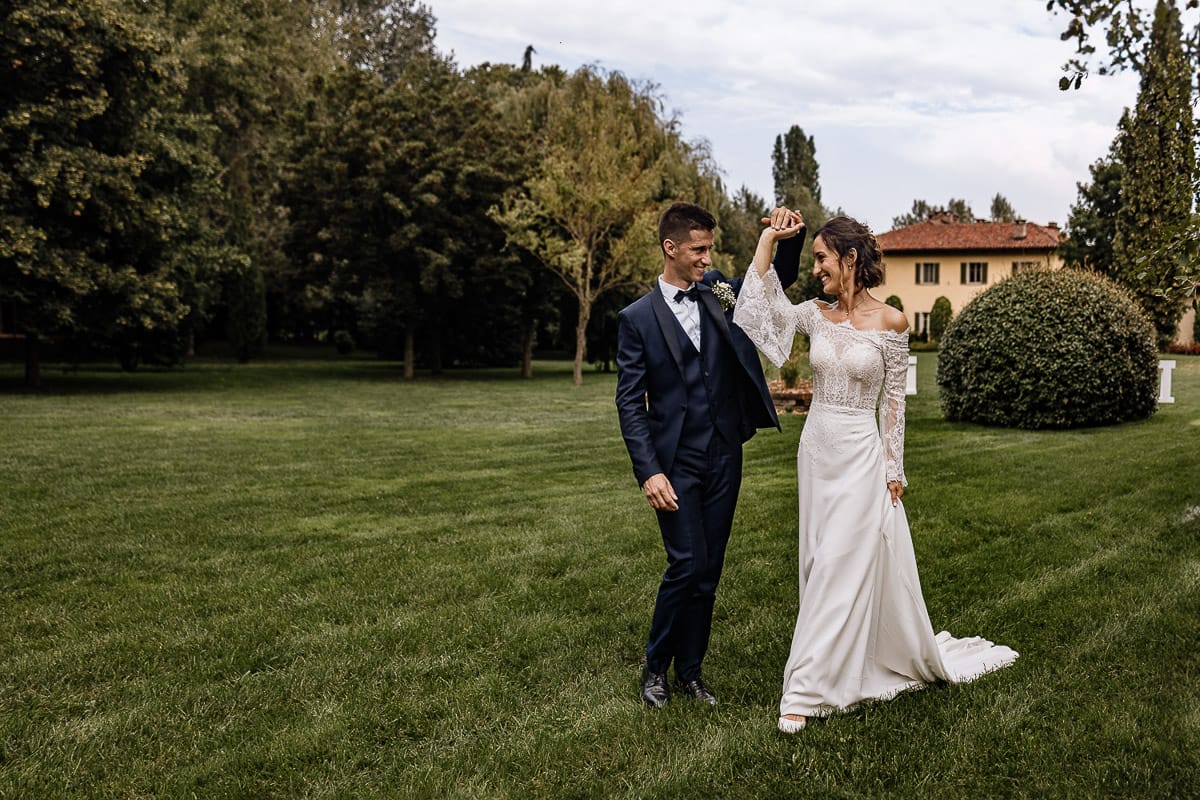 Fotografo matrimonio Torino | Tenuta La Michelina | Pinerolo. Ricevimento. Sessione fotografica di coppia degli sposi in giardino.