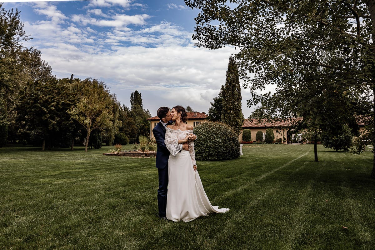 Fotografo matrimonio Torino | Tenuta La Michelina | Pinerolo. Ricevimento. Sessione fotografica di coppia degli sposi in giardino.