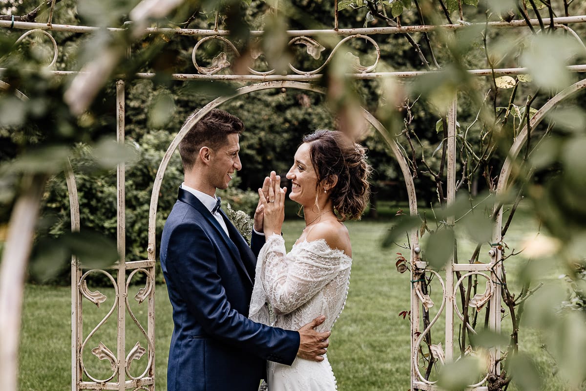 Fotografo matrimonio Torino | Tenuta La Michelina | Pinerolo. Ricevimento. Sessione fotografica di coppia degli sposi in giardino. sposi sotto il gazebo in ferro battuto