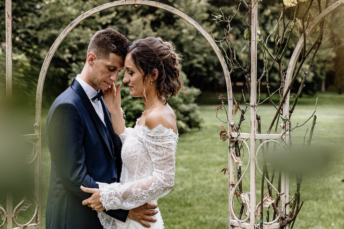 Fotografo matrimonio Torino | Tenuta La Michelina | Pinerolo. Ricevimento. Sessione fotografica di coppia degli sposi in giardino. sposi sotto il gazebo in ferro battuto