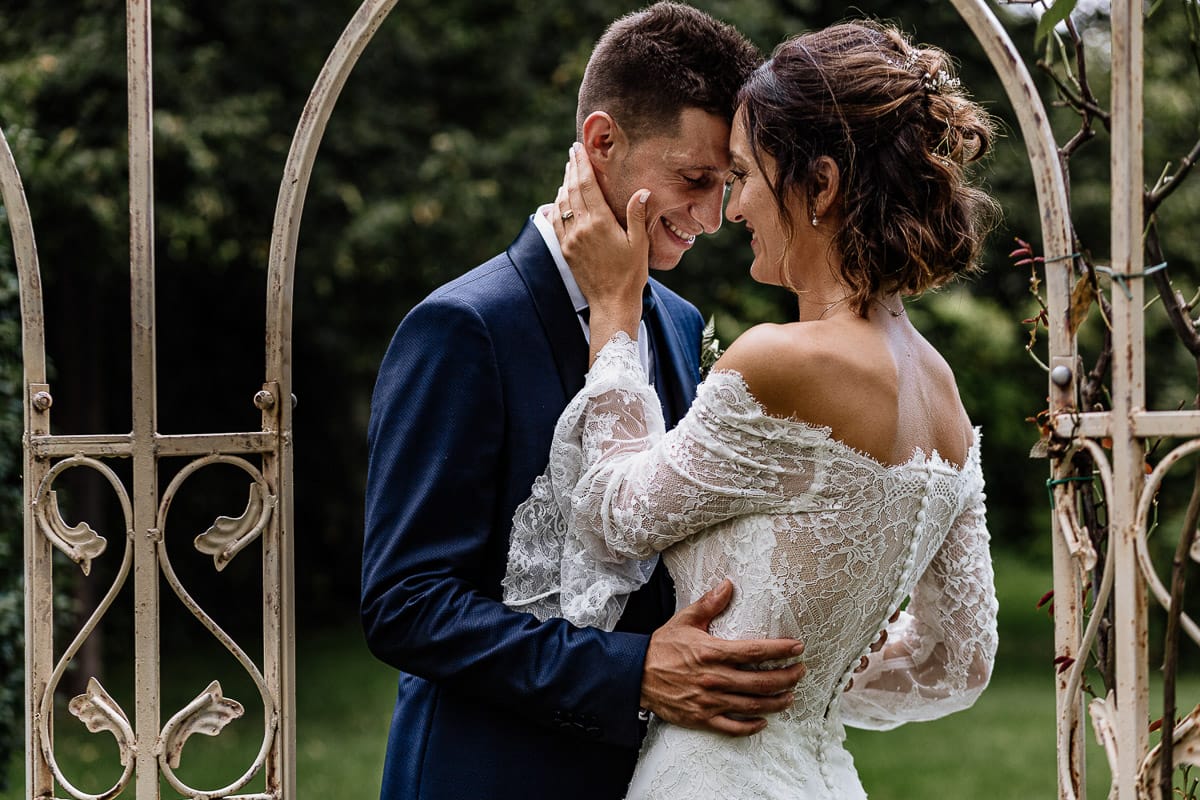 Fotografo matrimonio Torino | Tenuta La Michelina | Pinerolo. Ricevimento. Sessione fotografica di coppia degli sposi in giardino. sposi sotto il gazebo in ferro battuto