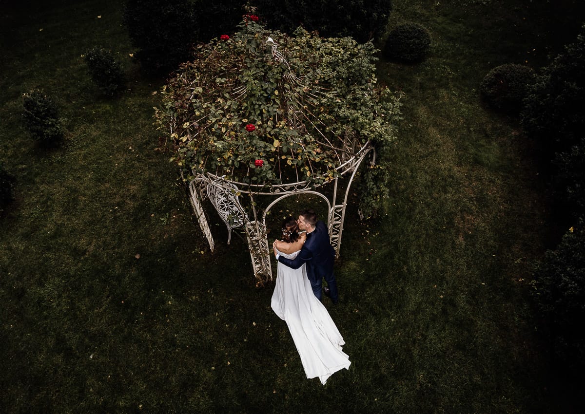 Fotografo matrimonio Torino | Tenuta La Michelina | Pinerolo. Ricevimento. Sessione fotografica di coppia degli sposi in giardino. Foto aerea dal drone. Sposi vicino ad un gazebo di ferro con le rose rampicanti.