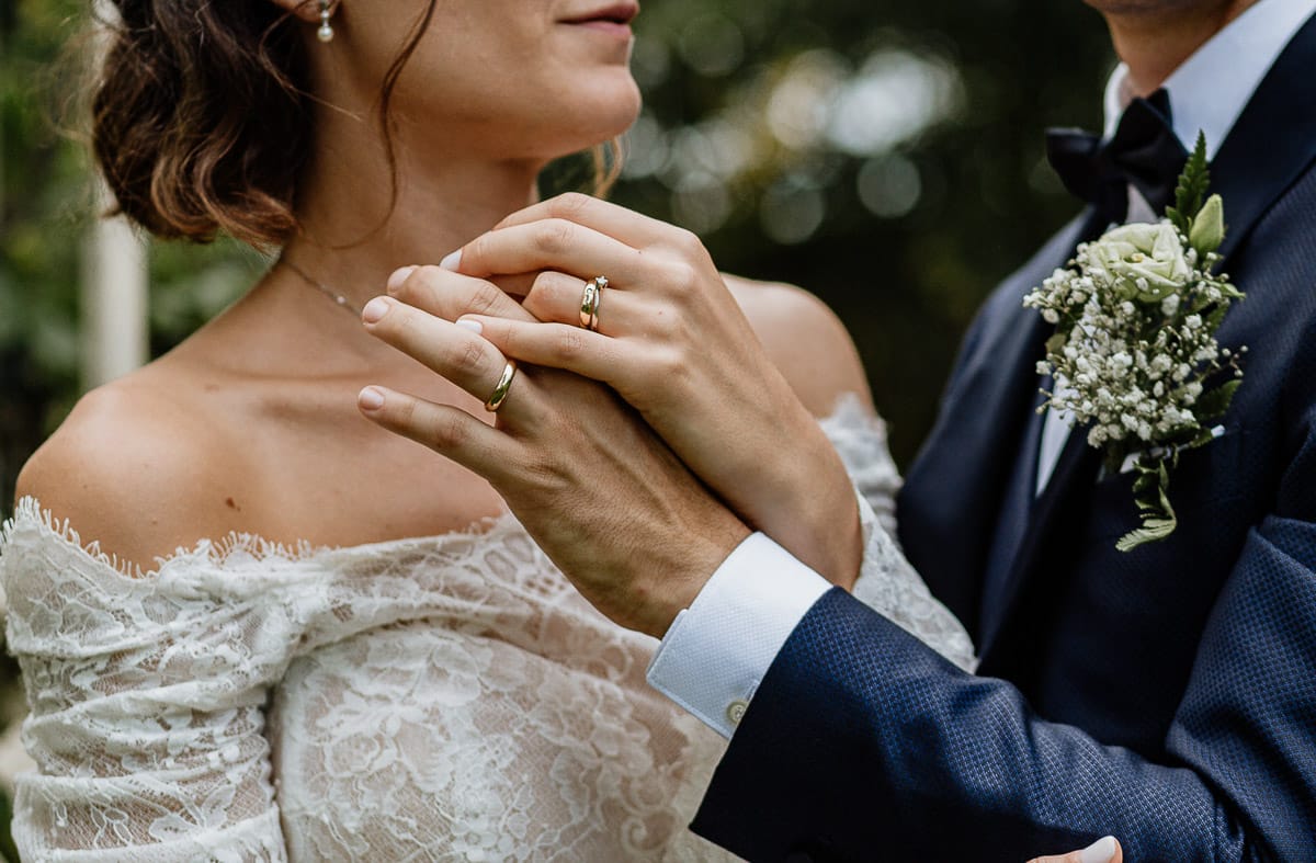 Fotografo matrimonio Torino | Tenuta La Michelina | Pinerolo. Ricevimento. Sessione fotografica di coppia degli sposi in giardino. sposi sotto il gazebo in ferro battuto Dettaglio sulle mani.
