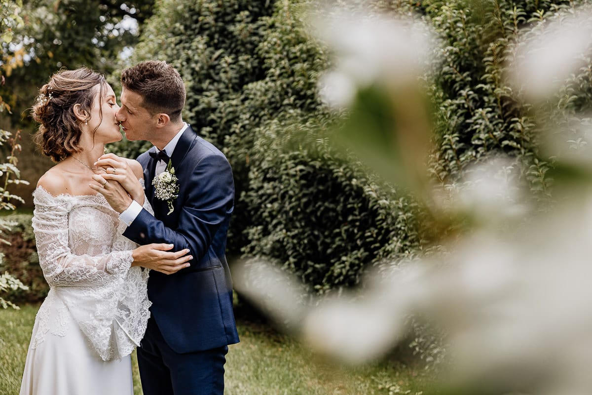 Fotografo matrimonio Torino | Tenuta La Michelina | Pinerolo. Ricevimento. Sessione fotografica di coppia degli sposi in giardino. Sposi si baciano.