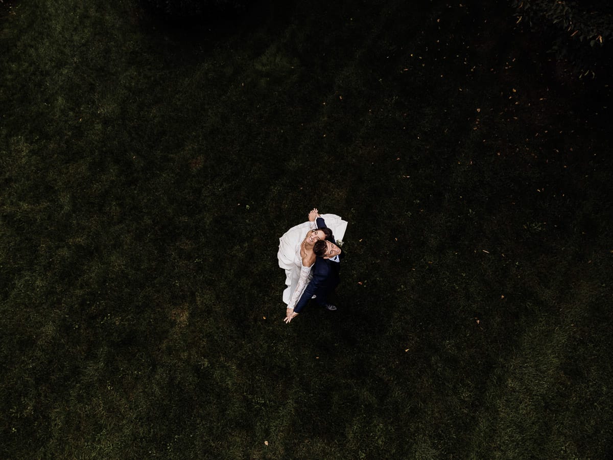 Fotografo matrimonio Torino | Tenuta La Michelina | Pinerolo. Ricevimento. Sessione fotografica di coppia degli sposi in giardino. Foto aerea dal drone.