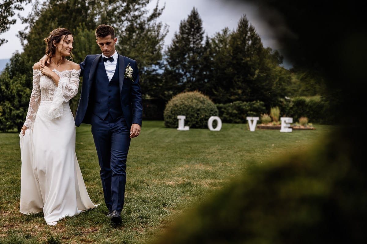 Fotografo matrimonio Torino | Tenuta La Michelina | Pinerolo. Ricevimento. Sessione fotografica di coppia degli sposi in giardino.