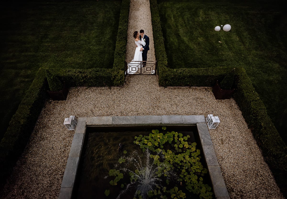 Fotografo matrimonio Torino | Tenuta La Michelina | Pinerolo. Ricevimento. Sessione fotografica di coppia degli sposi in giardino. Foto aerea dal drone.