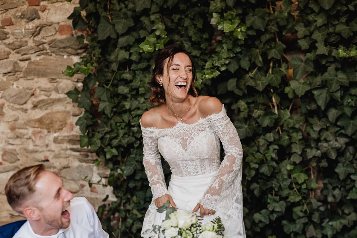 Fotografo matrimonio Torino | Tenuta La Michelina | Pinerolo. Ricevimento. Giochi e scherzi. Sposa ride
