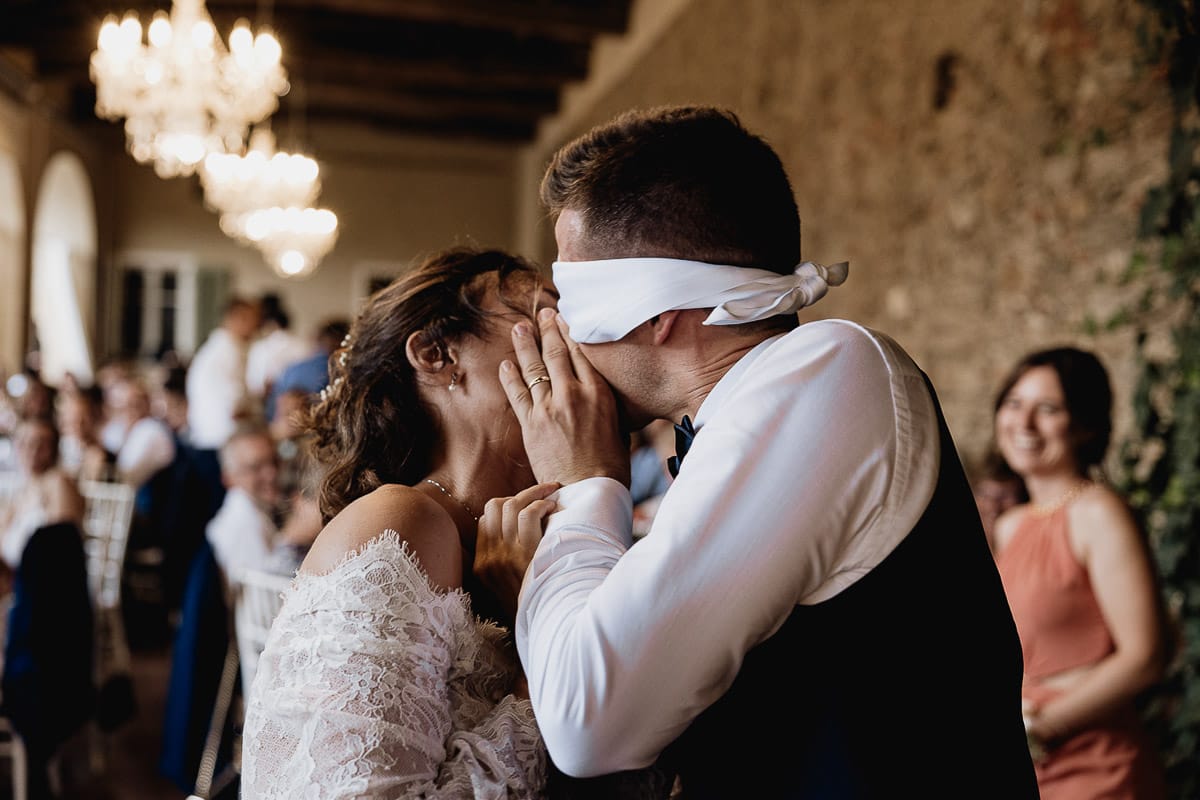 Fotografo matrimonio Torino | Tenuta La Michelina | Pinerolo. Ricevimento. Giochi e scherzi. Bacio