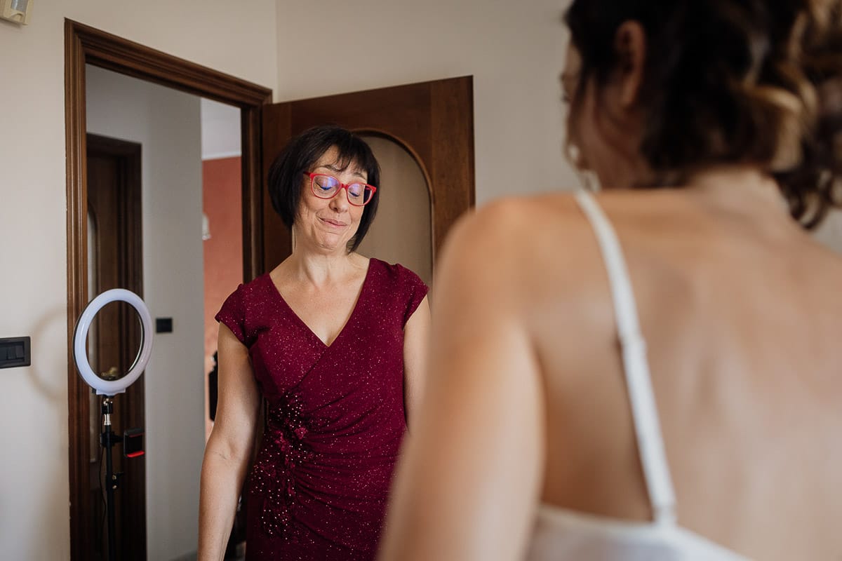 mamma della sposa che entraMake-up