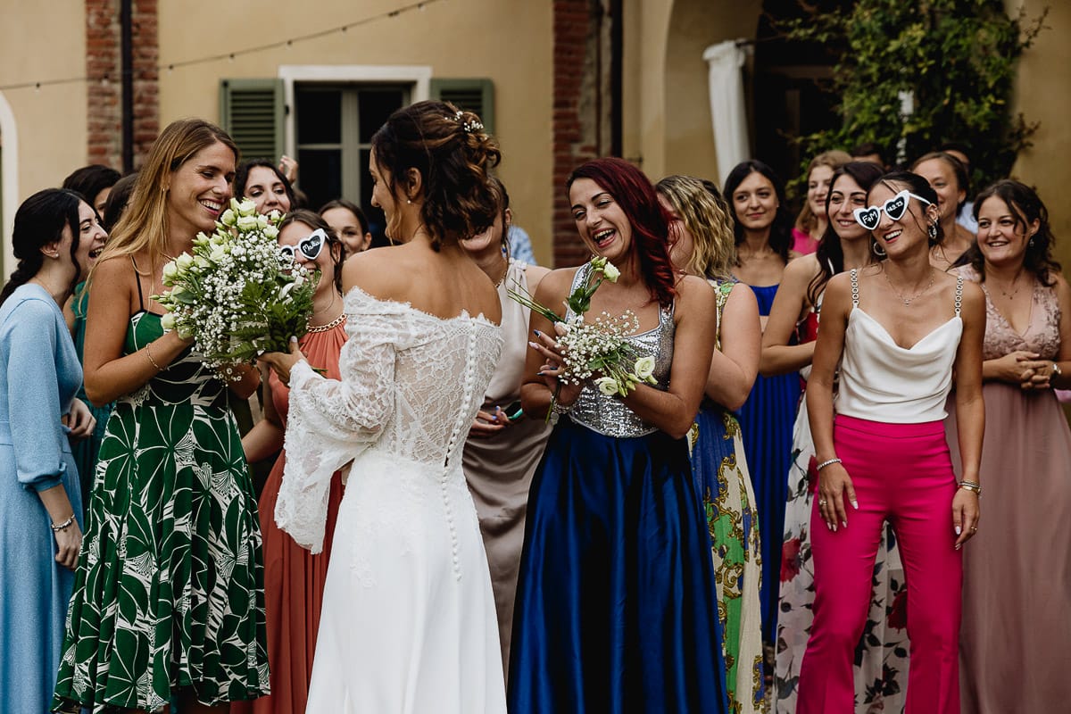 Fotografo matrimonio Torino | Tenuta La Michelina | Pinerolo. Ricevimento. lancio del bouquet. Sposa da i fiori alle amiche