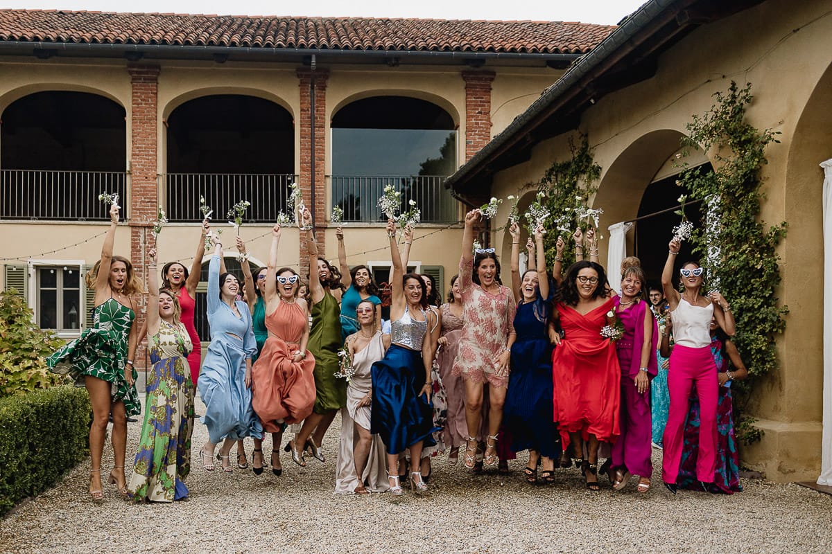 Fotografo matrimonio Torino | Tenuta La Michelina | Pinerolo. Ricevimento. Le ragazze saltano.