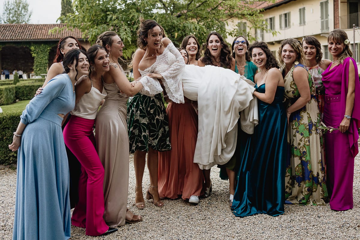 Fotografo matrimonio Torino | Tenuta La Michelina | Pinerolo. Ricevimento. le amiche prendono in braccio la sposa.