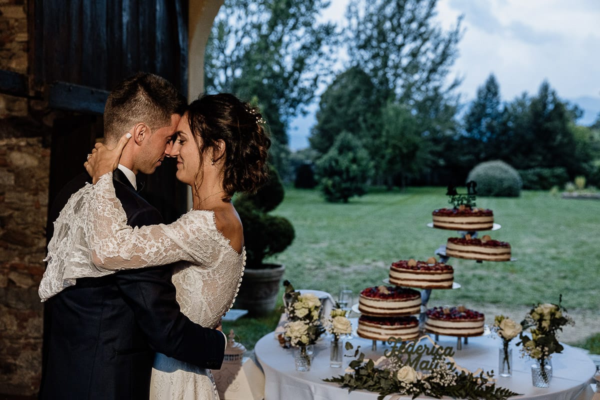 Fotografo matrimonio Torino | Tenuta La Michelina | Pinerolo. Ricevimento. Taglio della torta. Ballo degli sposi.